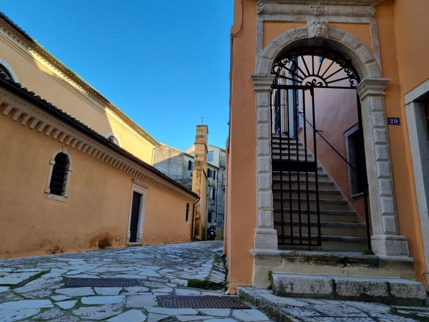 Corfu: Small Group City Walking Tour - Getting Oriented at the Old Fortress Gate and Schulenburg’s Statue