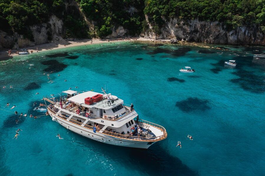 From Benitses/Lefkimmi: Blue Lagoon & Papanikolis Cruise - The boat ride experience: audio guidance and crowd management