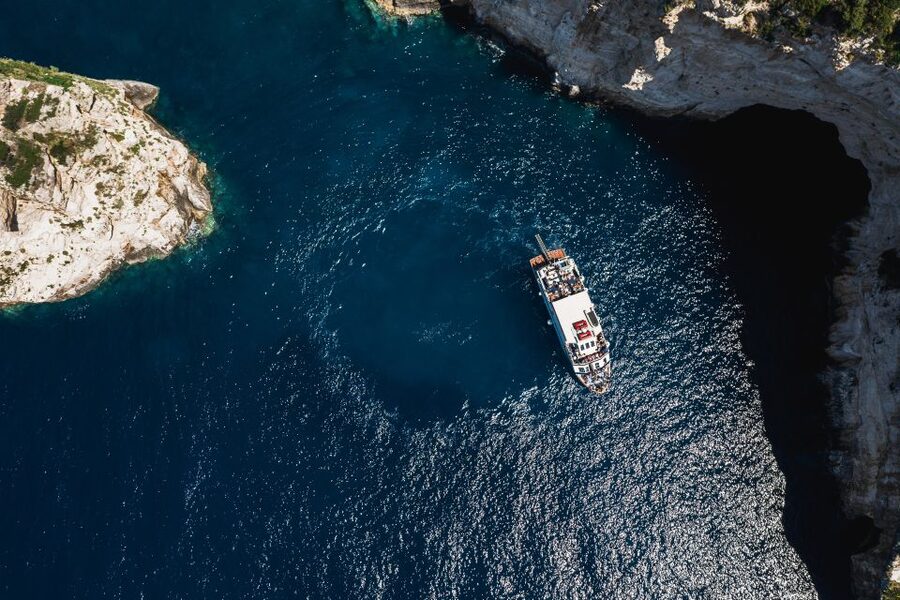 From Benitses/Lefkimmi: Paxos, Antipaxos & Caves Day Cruise - Onboard: Bar, Audio Guide, and the Crowd You Should Plan For